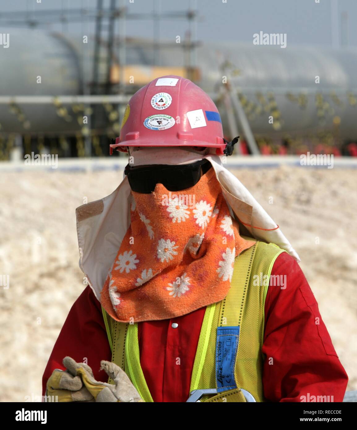Lavoratore sul sito della costruzione di Pearl GTL, gas a liquido, dove la shell company sono in costruzione fino al 2010 la world-wide Foto Stock