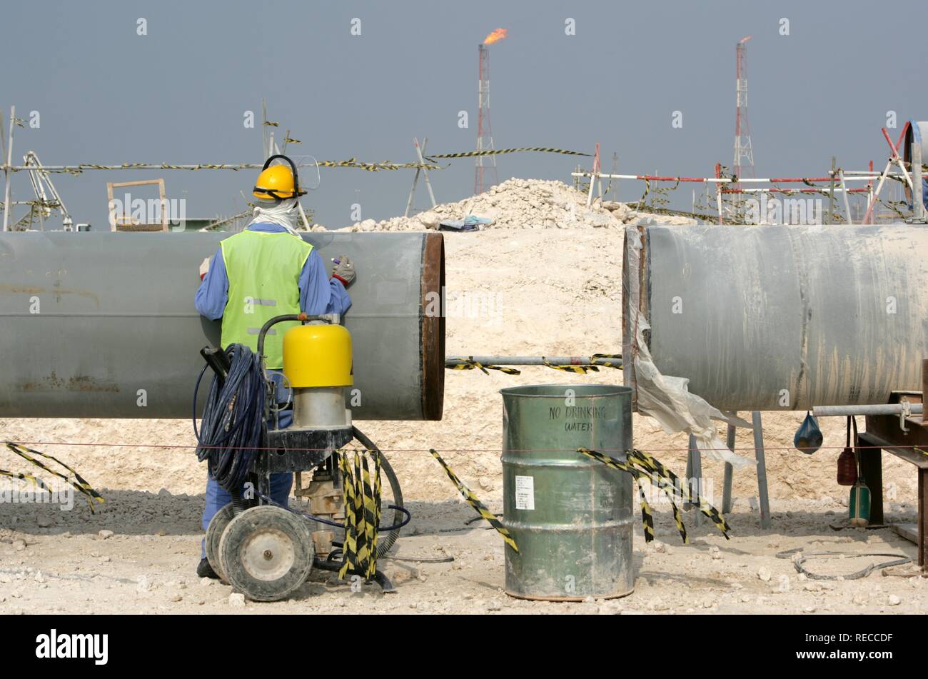 Lavoratore sul sito della costruzione di Pearl GTL, gas a liquido, dove la shell company sono in costruzione fino al 2010 la world-wide Foto Stock