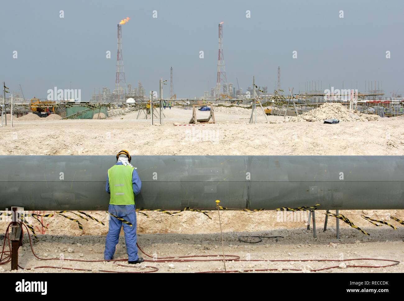 Lavoratore sul sito della costruzione di Pearl GTL, gas a liquido, dove la shell company sono in costruzione fino al 2010 la world-wide Foto Stock