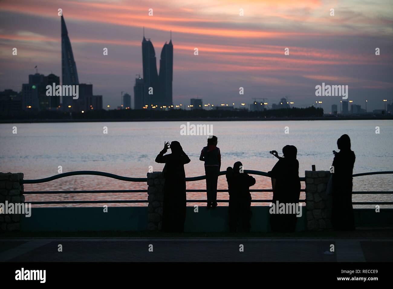 Skyline di Corniche come si vede dal re Faisal Highway, Muharraq lato, World Trade Center edifici, sinistra, accanto alle torri Foto Stock