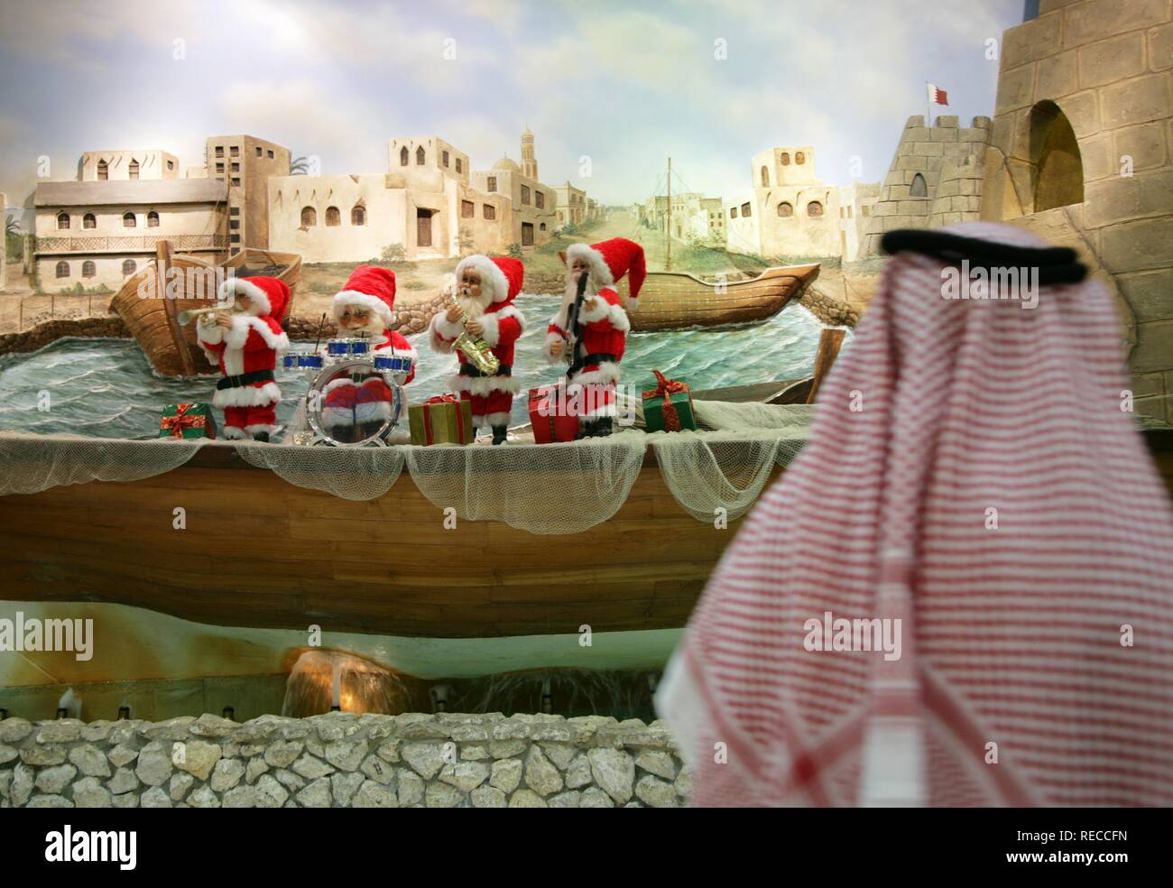 Aeroporto Internazionale, sala partenze, decorazione di Natale, Babbo Natale band su un dhow, capitale Manama, Regno del Bahrein Foto Stock