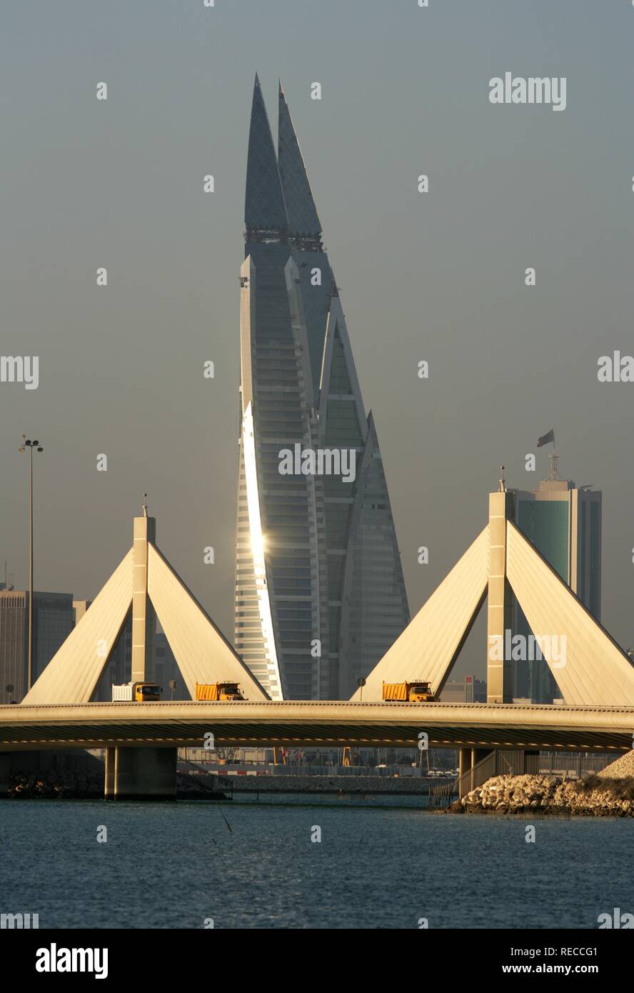 Skyline di Corniche come si vede dal re Faisal Highway, Muharraq lato, World Trade Center edifici, Muharriq ponte a Foto Stock