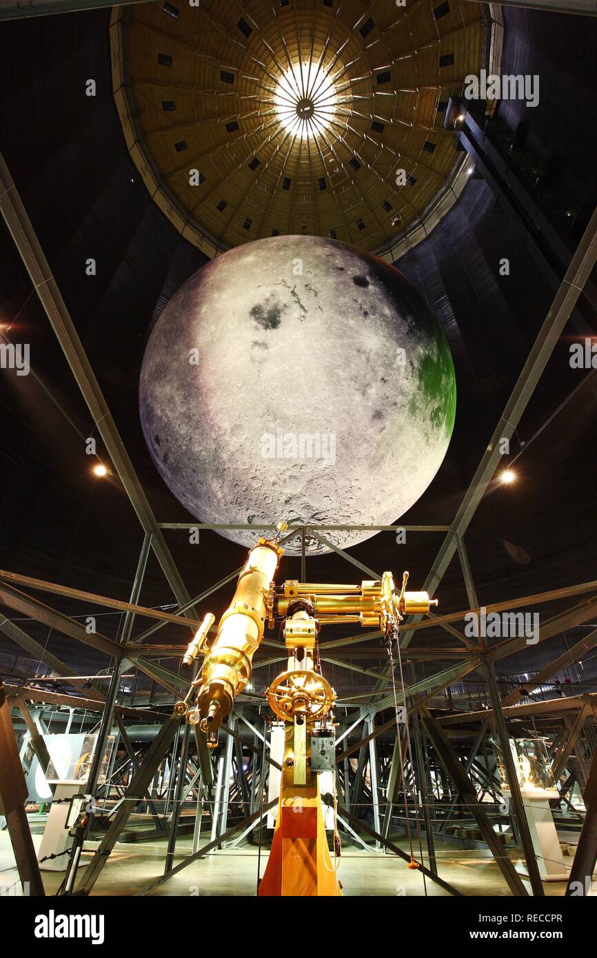 25 metri di diametro modello lunare, al di fuori di questo mondo - Meraviglie del Sistema Solare, mostra nel gasometro Foto Stock