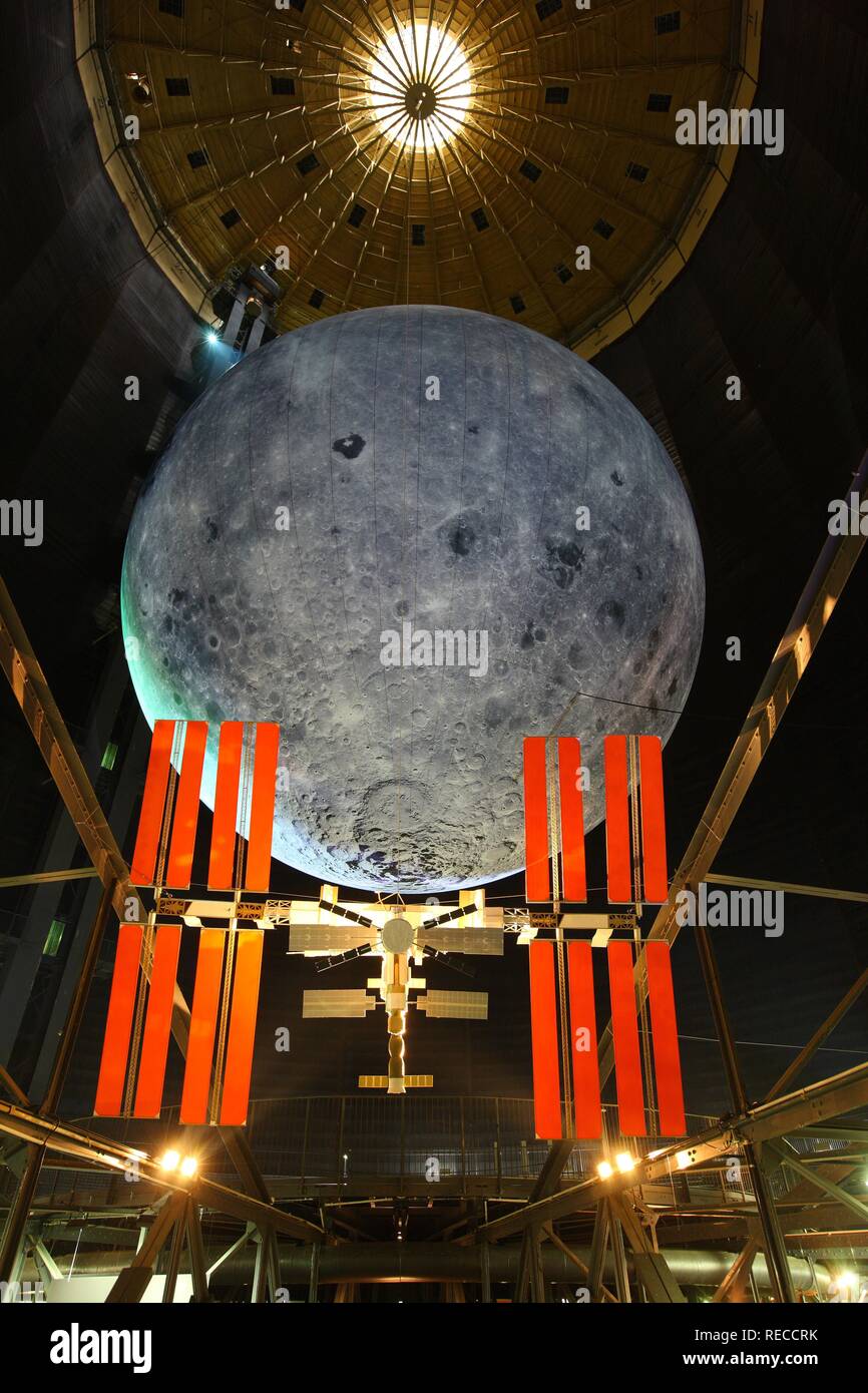 Modello della ISS, stazione spaziale internazionale e la Luna, al di fuori di questo mondo - Meraviglie del Sistema Solare Foto Stock