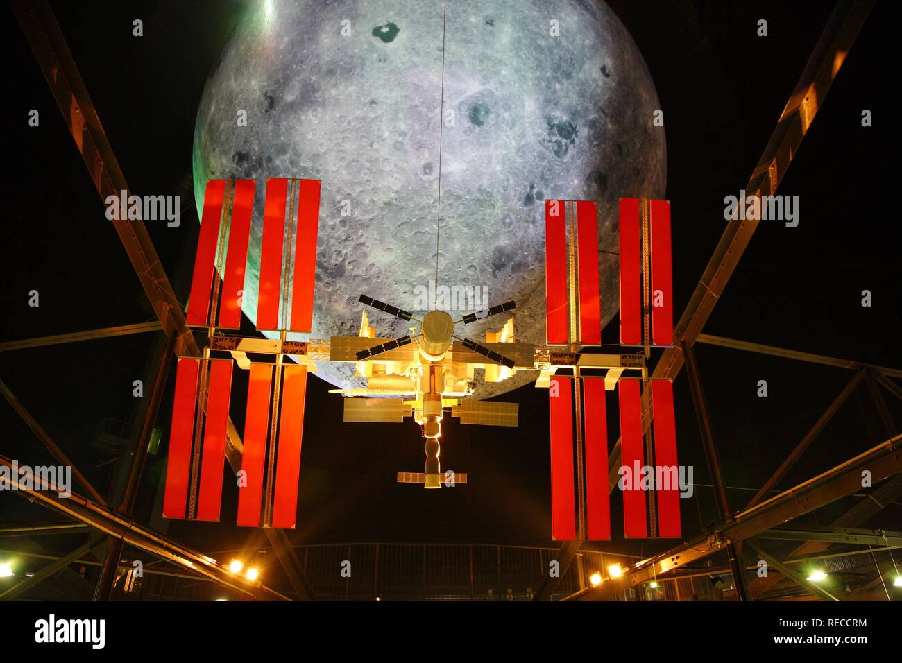 Modello della ISS, stazione spaziale internazionale e la Luna, al di fuori di questo mondo - Meraviglie del Sistema Solare Foto Stock
