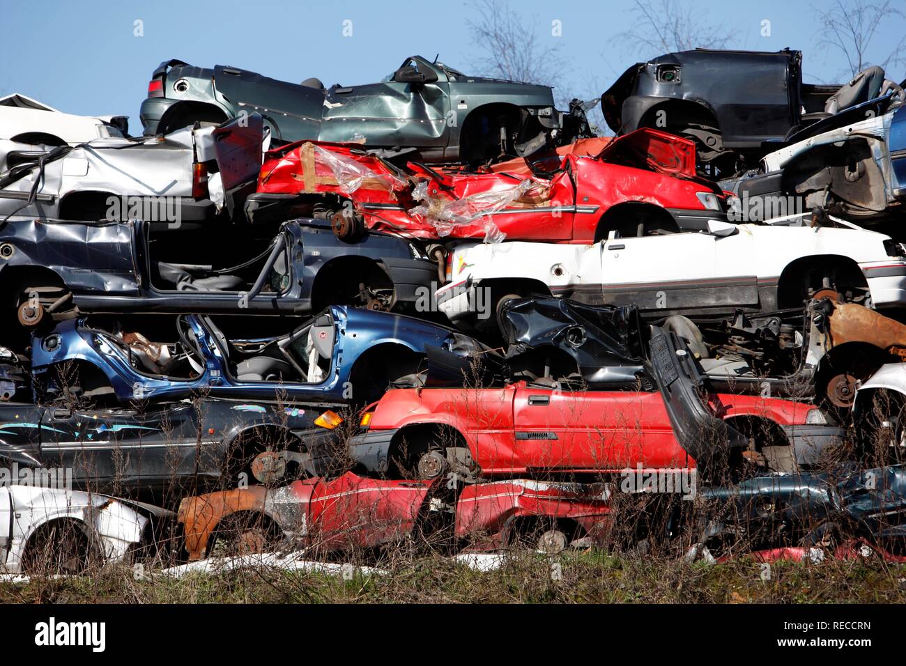 Vetture demolite in un cantiere di scarto, rottami di concessionario, discarica di rifiuti, Bottrop, la zona della Ruhr, Renania settentrionale-Vestfalia Foto Stock