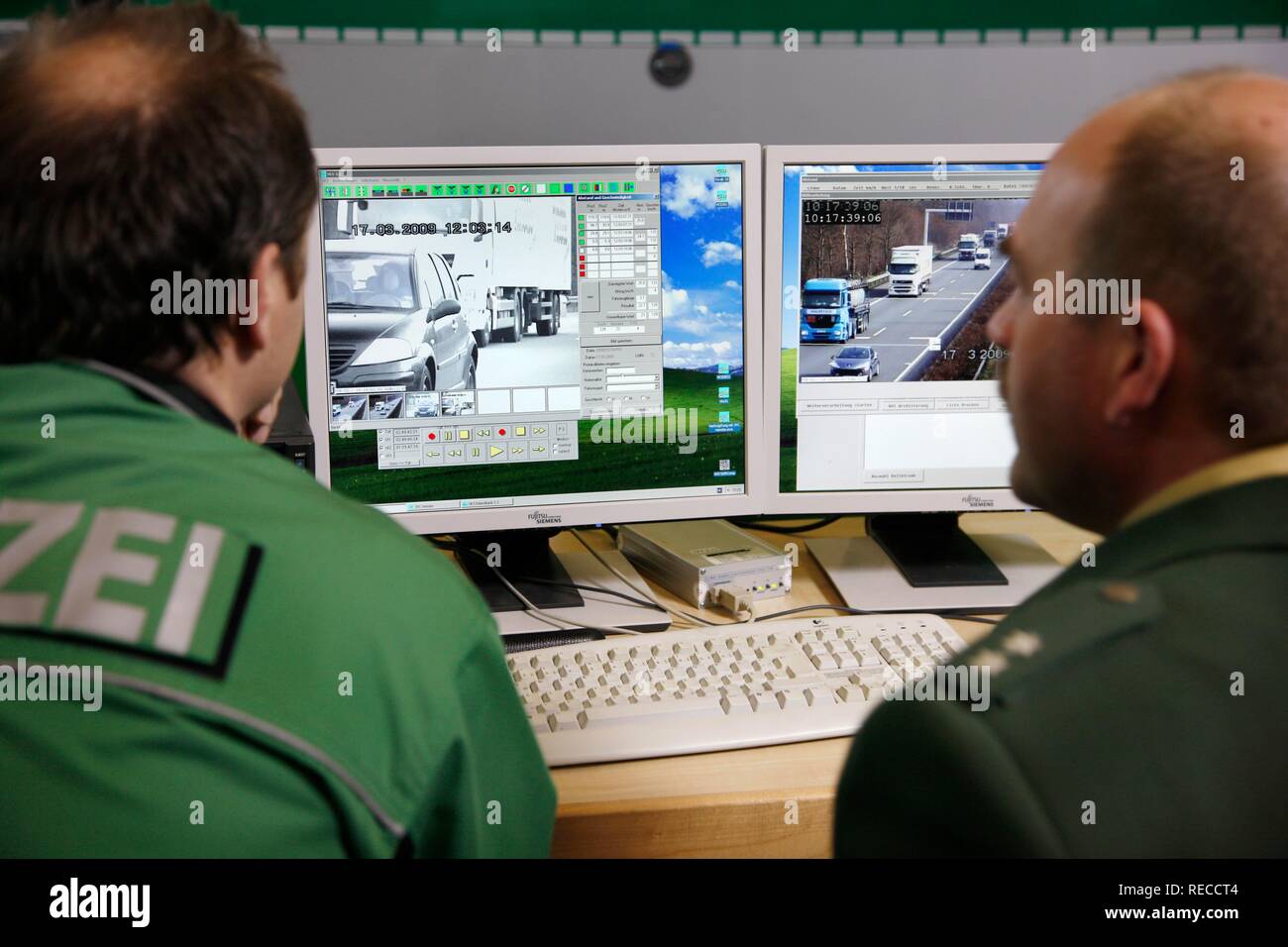 Poliziotti analizzando la polizia riprese video il controllo della distanza tra veicoli, Renania settentrionale-Vestfalia Foto Stock