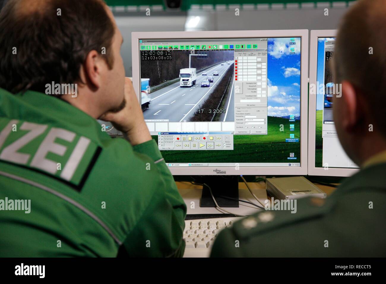 Poliziotti analizzando la polizia riprese video il controllo della distanza tra veicoli, Renania settentrionale-Vestfalia Foto Stock