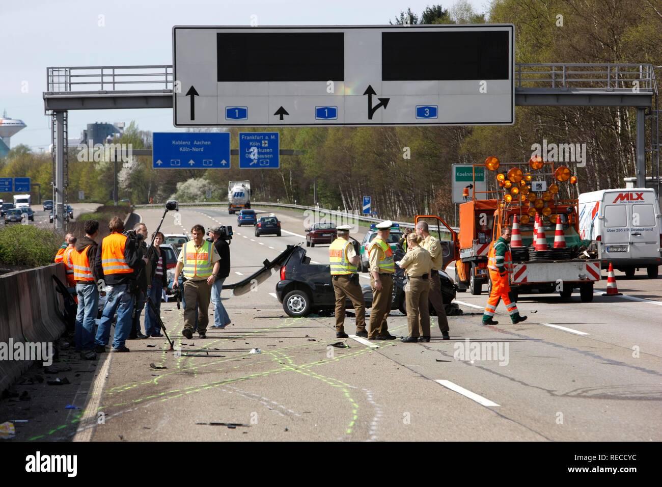 Incidente nel traffico, 5 persone male, sull'autostrada A1: Al raccordo autostradale Leverkusen, Renania settentrionale-Vestfalia Foto Stock