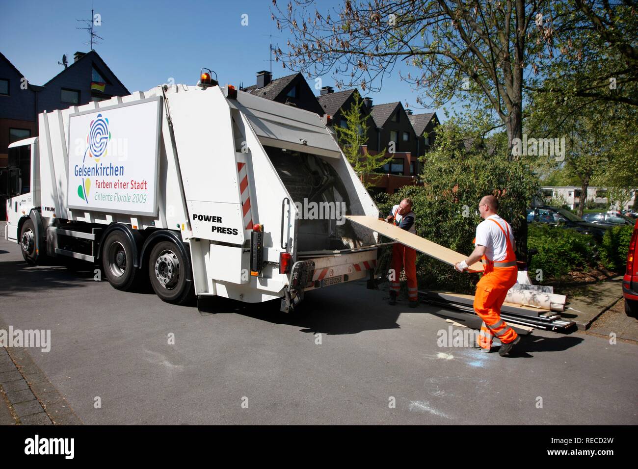 La raccolta di rifiuti ingombranti rifiuti vengano raccolti, Gelsendienste, Gelsenkirchens public utility company, Renania settentrionale-Vestfalia Foto Stock
