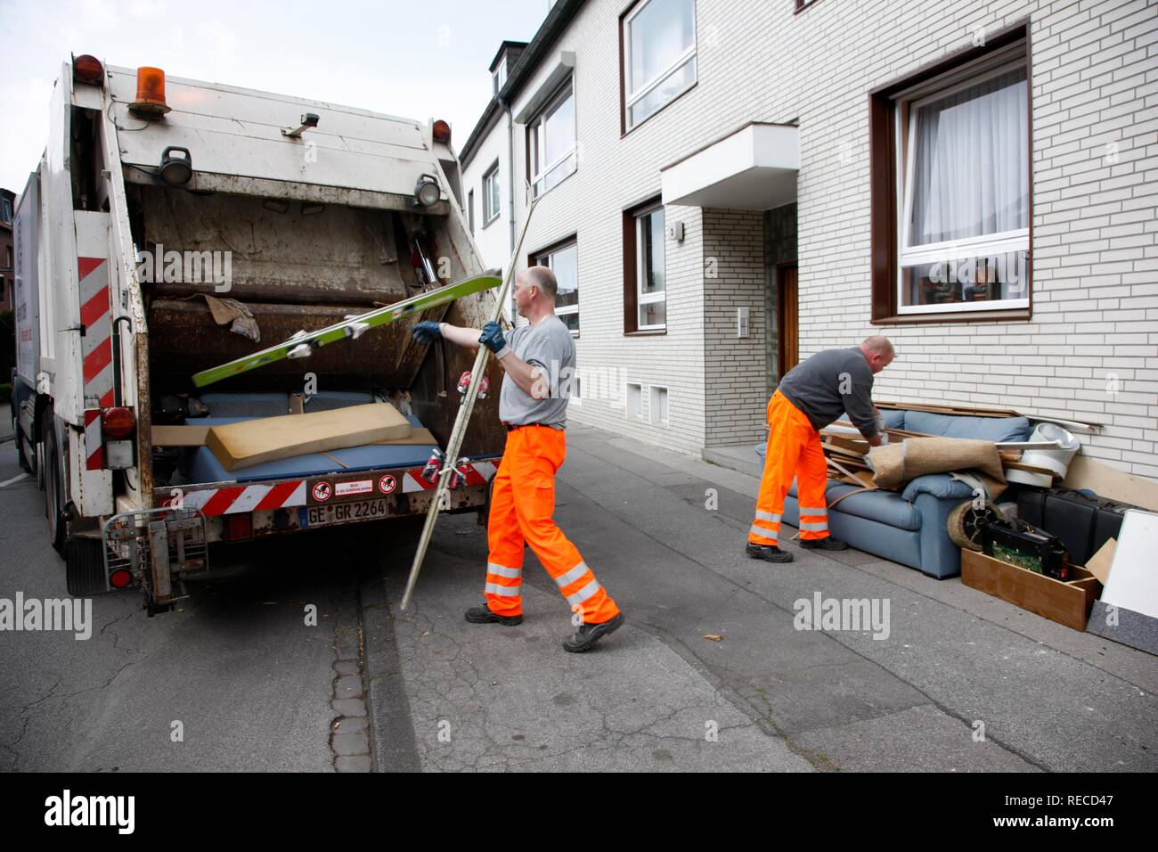 La raccolta di rifiuti ingombranti rifiuti vengano raccolti, Gelsendienste, Gelsenkirchens public utility company, Renania settentrionale-Vestfalia Foto Stock