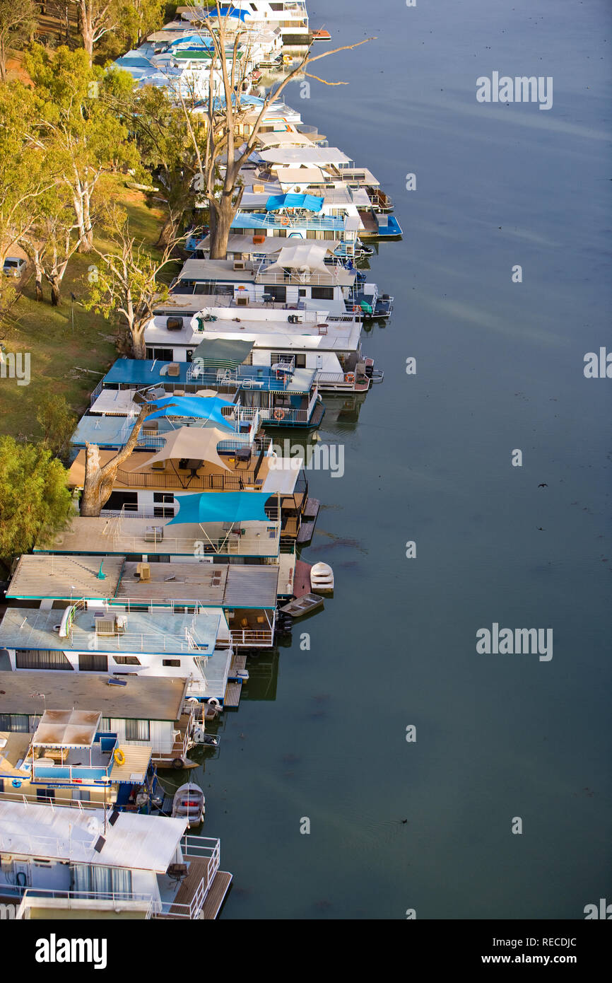 Case galleggianti ormeggiate a Bruce's Bend Marina, vicino a Mildura. Foto Stock