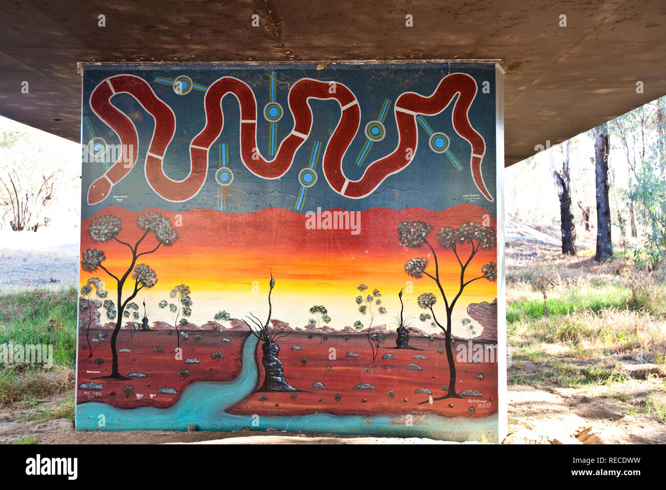 Outdoor arte opere dipinte su piloni di sostegno di un ponte che attraversa il fiume Murrumbidgee a Hay, Western New South Wales. Foto Stock