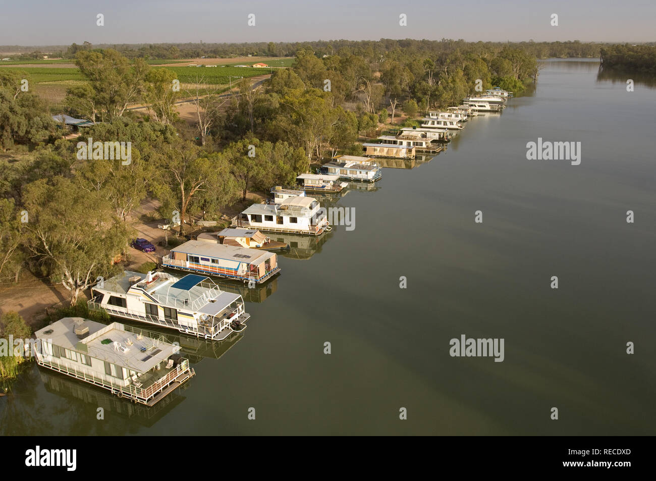 Immagine aerea di case galleggianti ormeggiate alon le rive del fiume Murray a monte di Milldura, a Bruce's Bend. Foto Stock