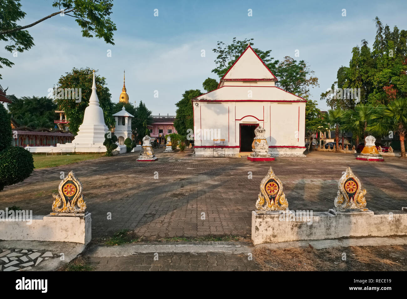 Il vecchio, storicamente imprtant Bot o Ubosot (ordinazione hall; destra) di Wat Phra Nang Sang, Thalang, Phuket, Tailandia; anteriore: Sema o pietre di confine Foto Stock