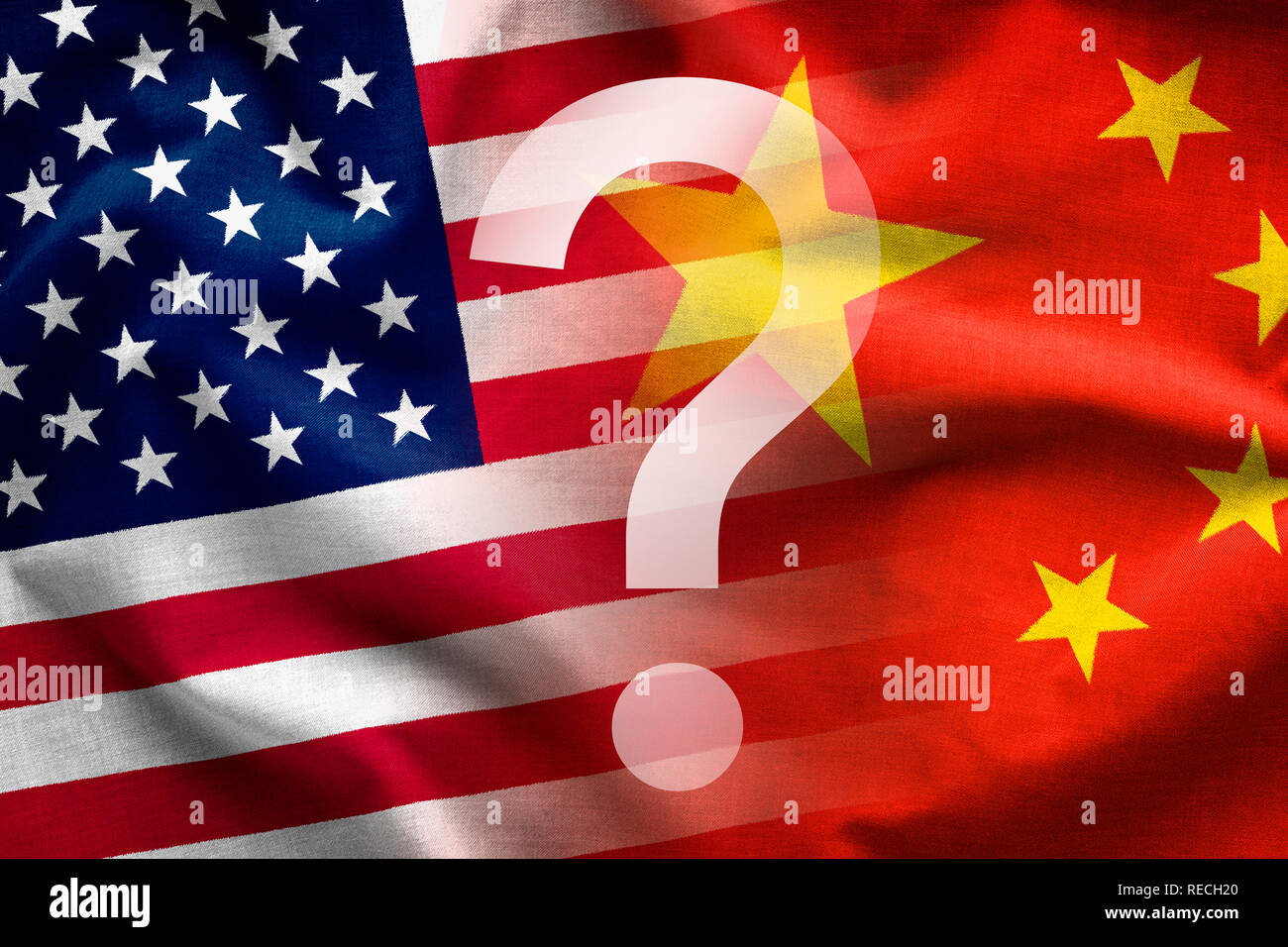 Composito di Cinesi e americani bandiere nazionali con un punto interrogativo concettuale di incertezza politica e di negoziati Foto Stock
