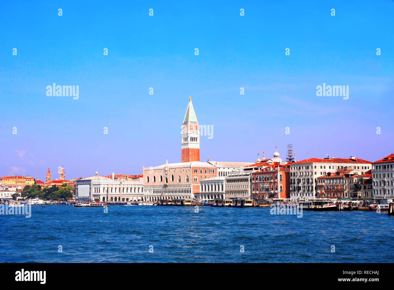 Vista fronte mare presso il Palazzo del Doge e il Campanile di Piazza di San Marco, Venezia, Italia Foto Stock