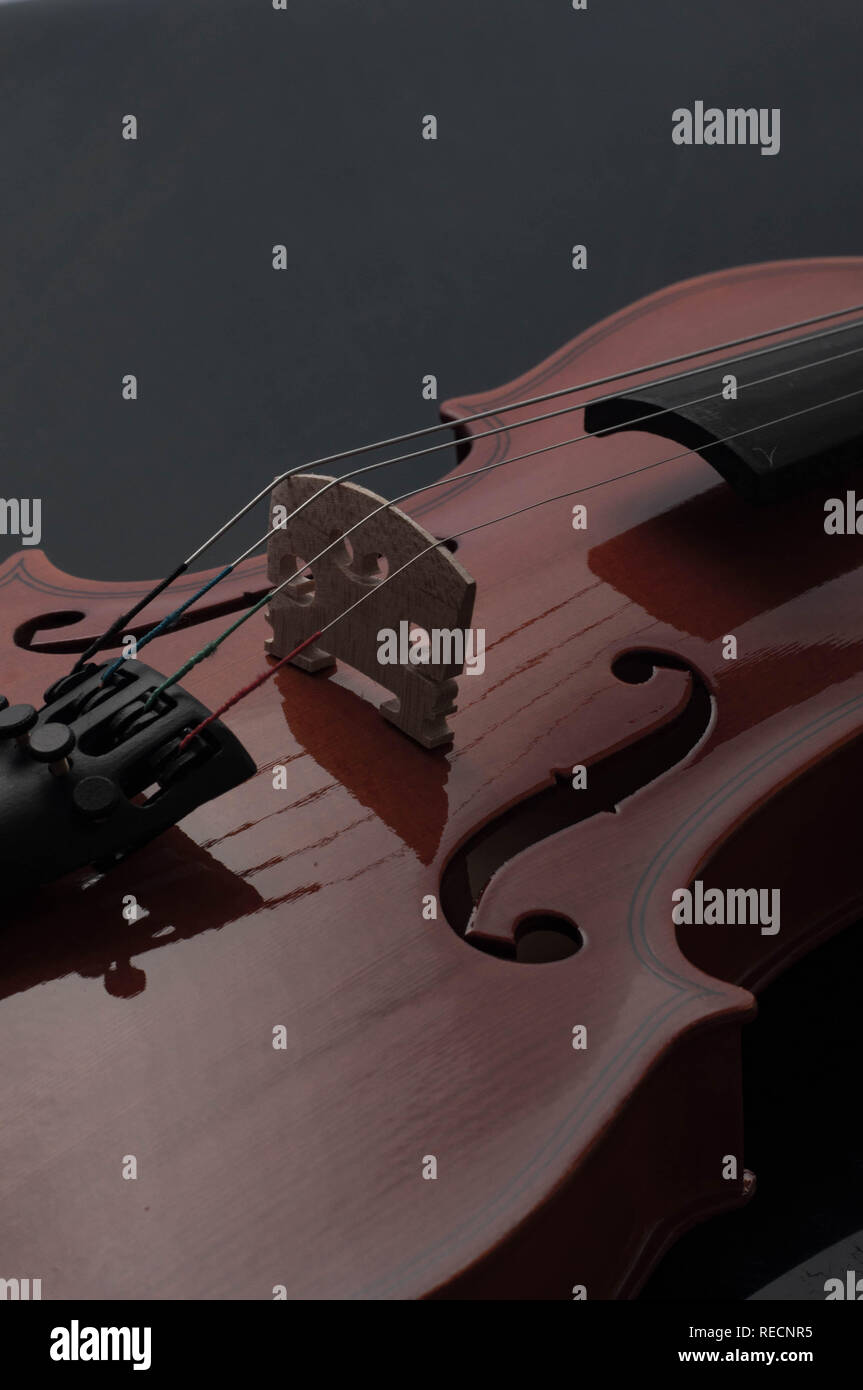 Violino strumenti musicali della orchestra closeup su nero Foto Stock