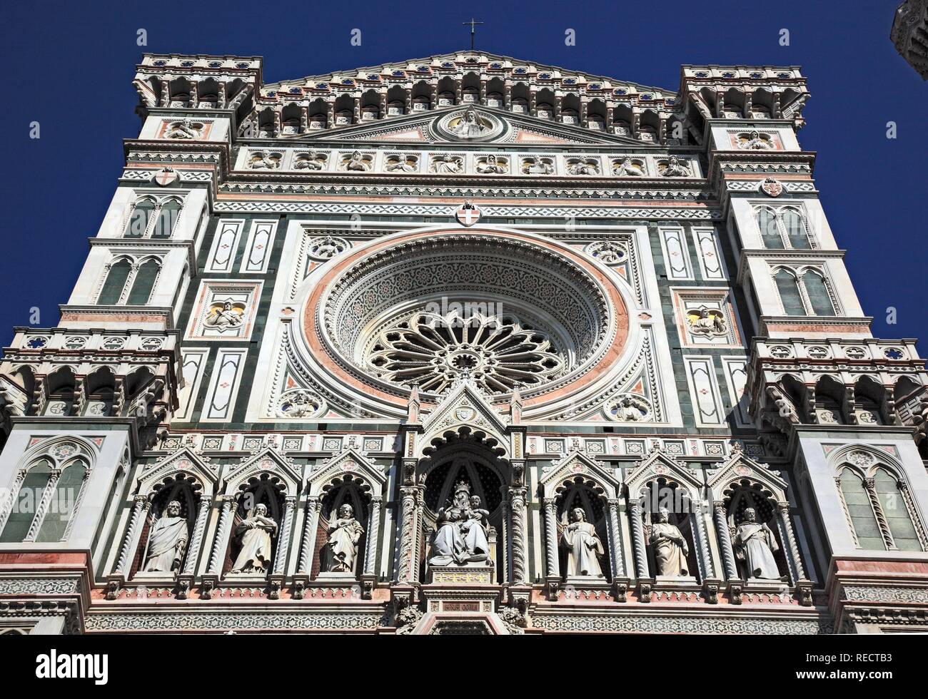 La facciata principale del Duomo di Firenze, Basilica di Santa Maria del Fiore, Firenze, Firenze, Toscana, Italia, Europa Foto Stock