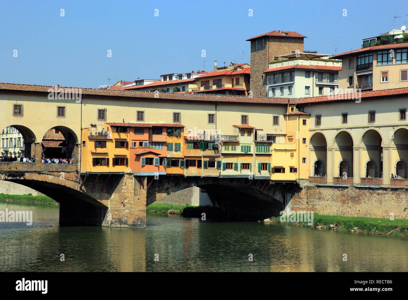 Ponte Vecchio, il ponte sul fiume Arno, Firenze, Firenze, Toscana, Italia, Europa Foto Stock