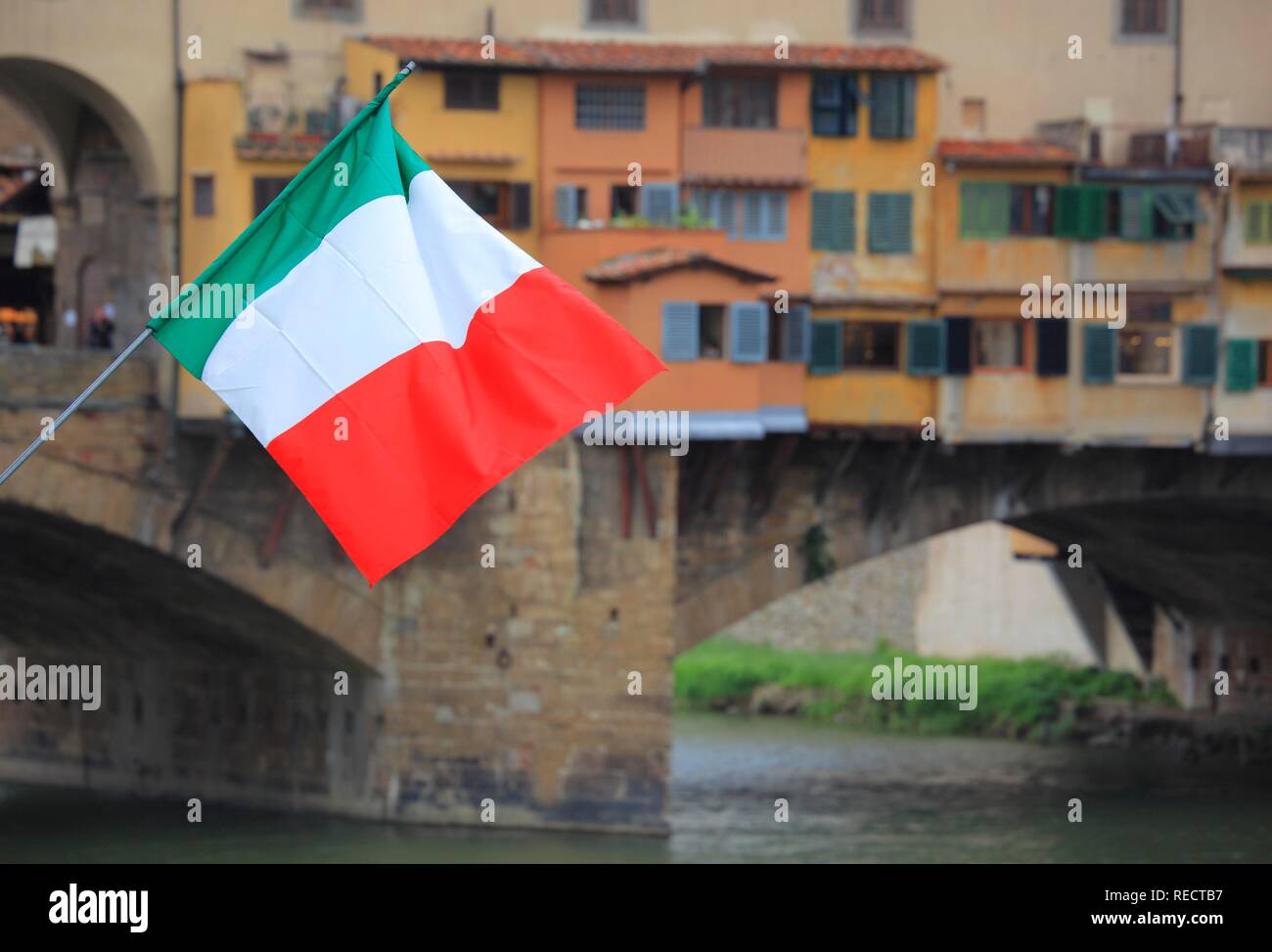 Bandiera italiana di fronte a Ponte Vecchio, il ponte sul fiume Arno, Firenze, Firenze, Toscana, Italia, Europa Foto Stock
