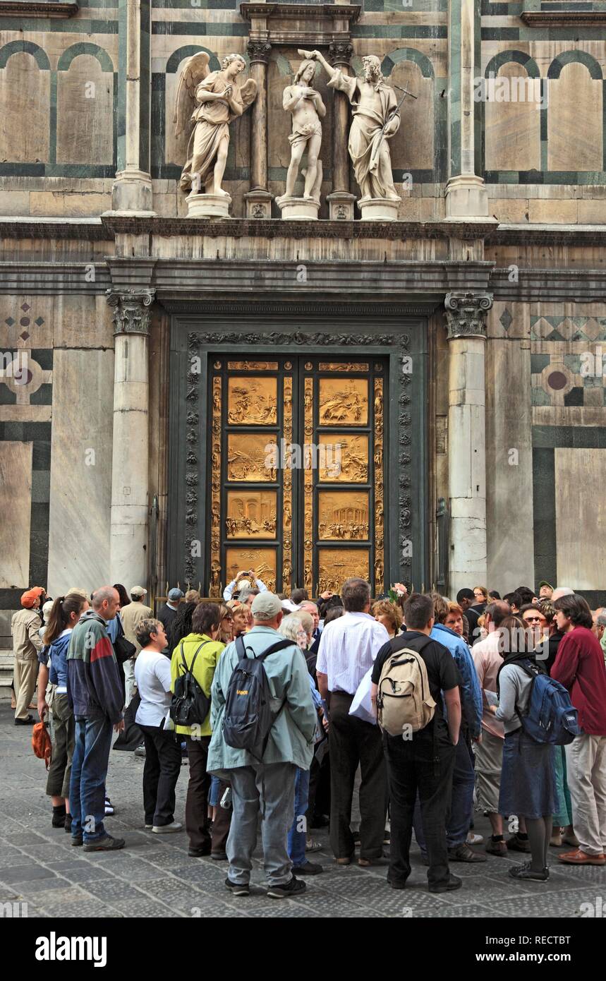 Gruppo di turisti davanti al "Porte del Paradiso" sul portale ad est del Battistero di Firenze, Firenze, Toscana, Italia Foto Stock