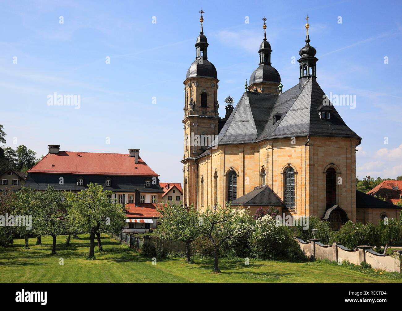 Pellegrinaggio basilica della santissima Trinità del monastero francescano, facciata dopo il restauro nel 2009, Goessweinstein Foto Stock