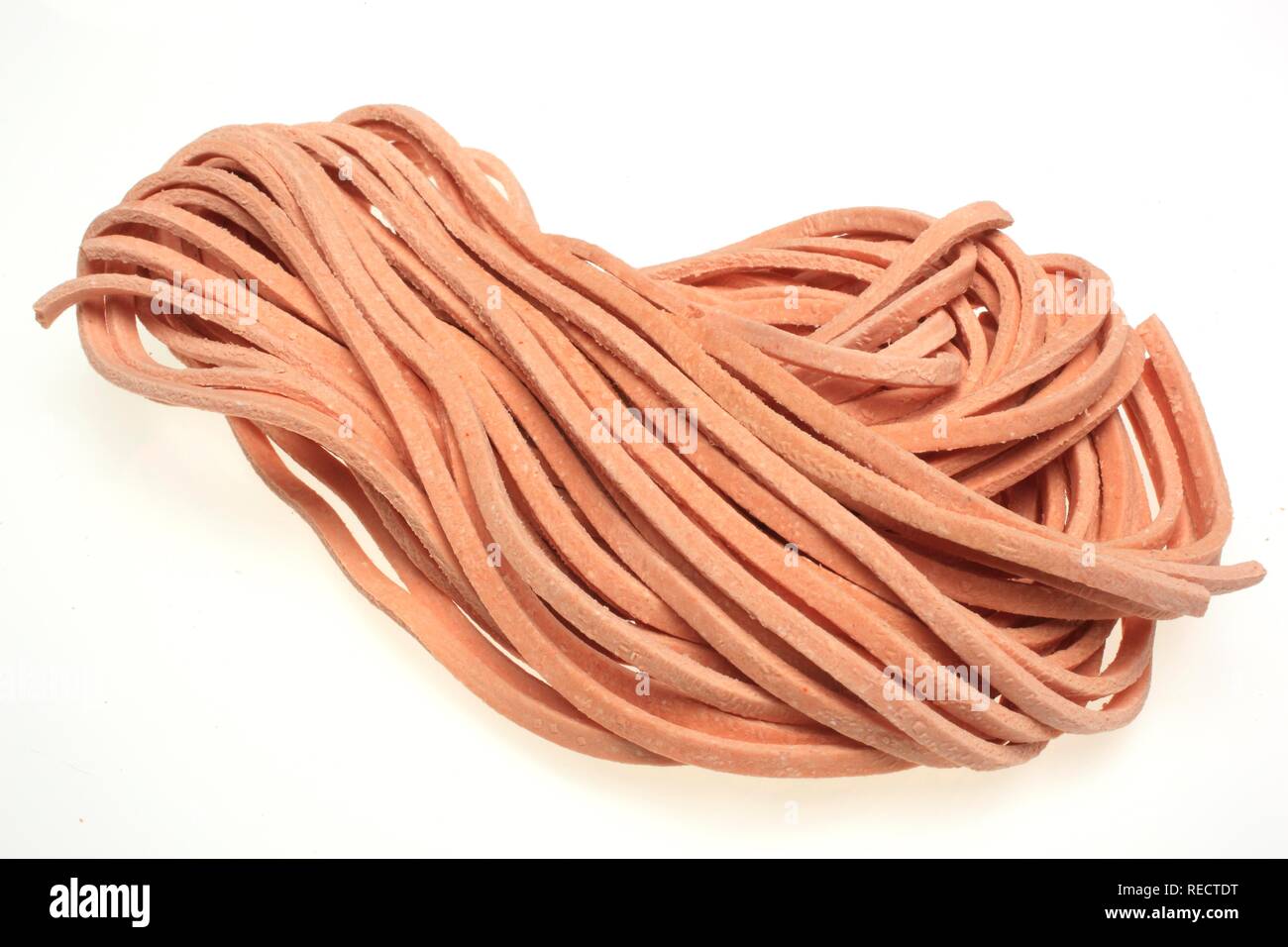 Peperoncino stringozzi, pasta di semola di grano duro conditi con Peperoncinos tinti, originariamente da Umbria, Italia Foto Stock