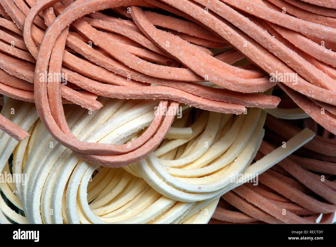 Stringozzi e peperoncino Stringozzi, pasta di semola di grano duro colorato e aromatizzato con peperoncino, originariamente da Umbria, Italia Foto Stock
