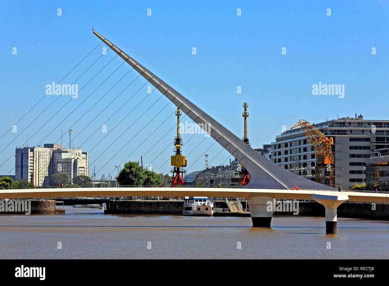 La donna di Bridge, Puente de la Mujer, Santiago Calatrava, Puerto Madero quartiere, Buenos Aires, Argentina Foto Stock