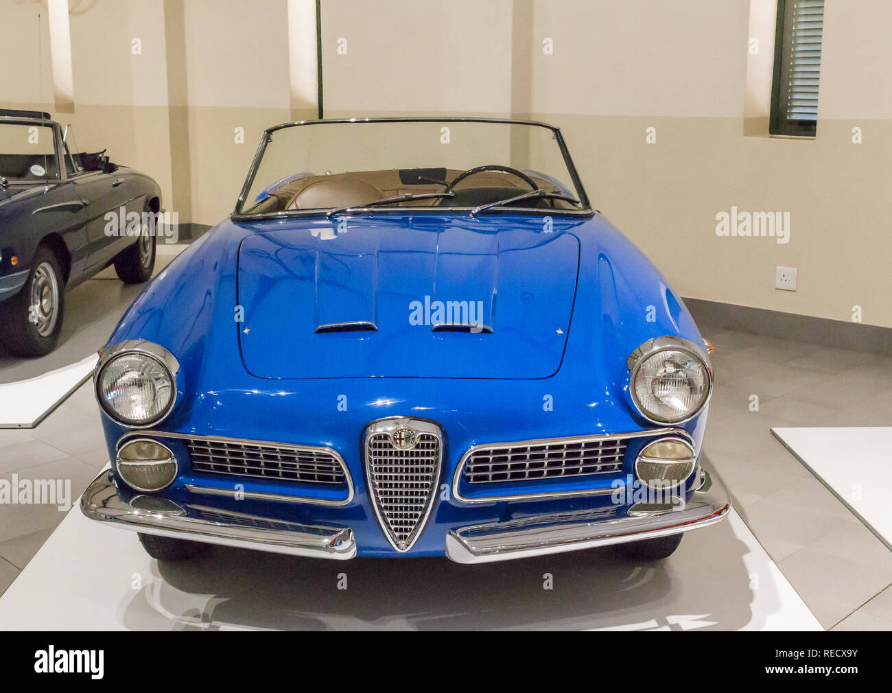 Franschhoek, Western Cape, Sud Africa - 16 dicembre 2018: Vintage Alfa Romeo Spider blu autoveicolo presentano a Franschhoek Motor Museum Foto Stock