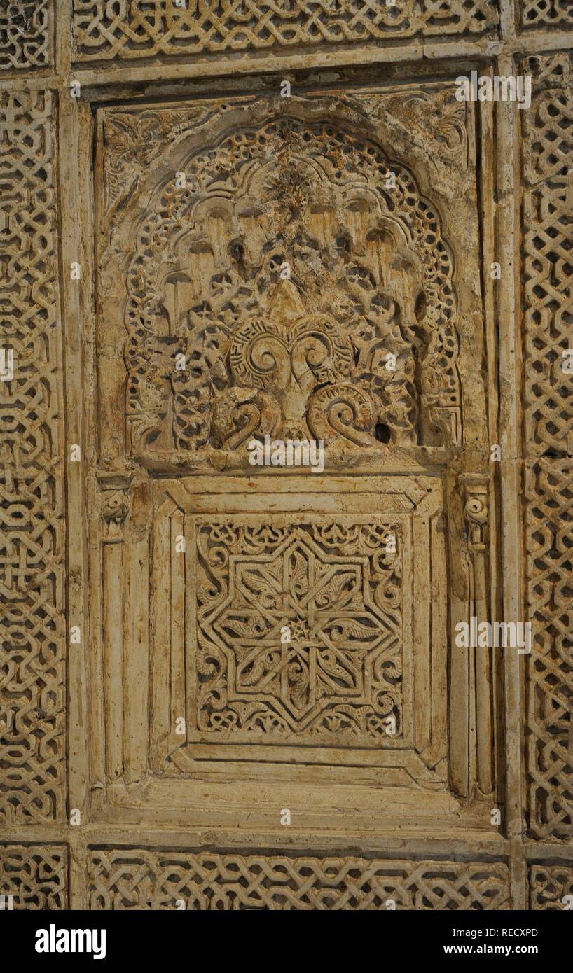 Arco de ventana, detalle. Siglo XIV. Yeso. Procedente de la Casa del Chapiz, Barrio del Albaicín (Granada, Andalusia). Museo Arqueológico Nacional. Madrid. España. Foto Stock