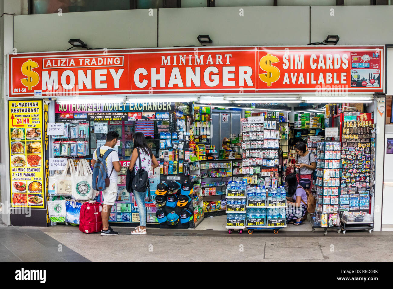 Singapore - 24 dicembre 2018: Minimart e cambiavalute shop. Ci sono molti luoghi di scambio nella città. Foto Stock