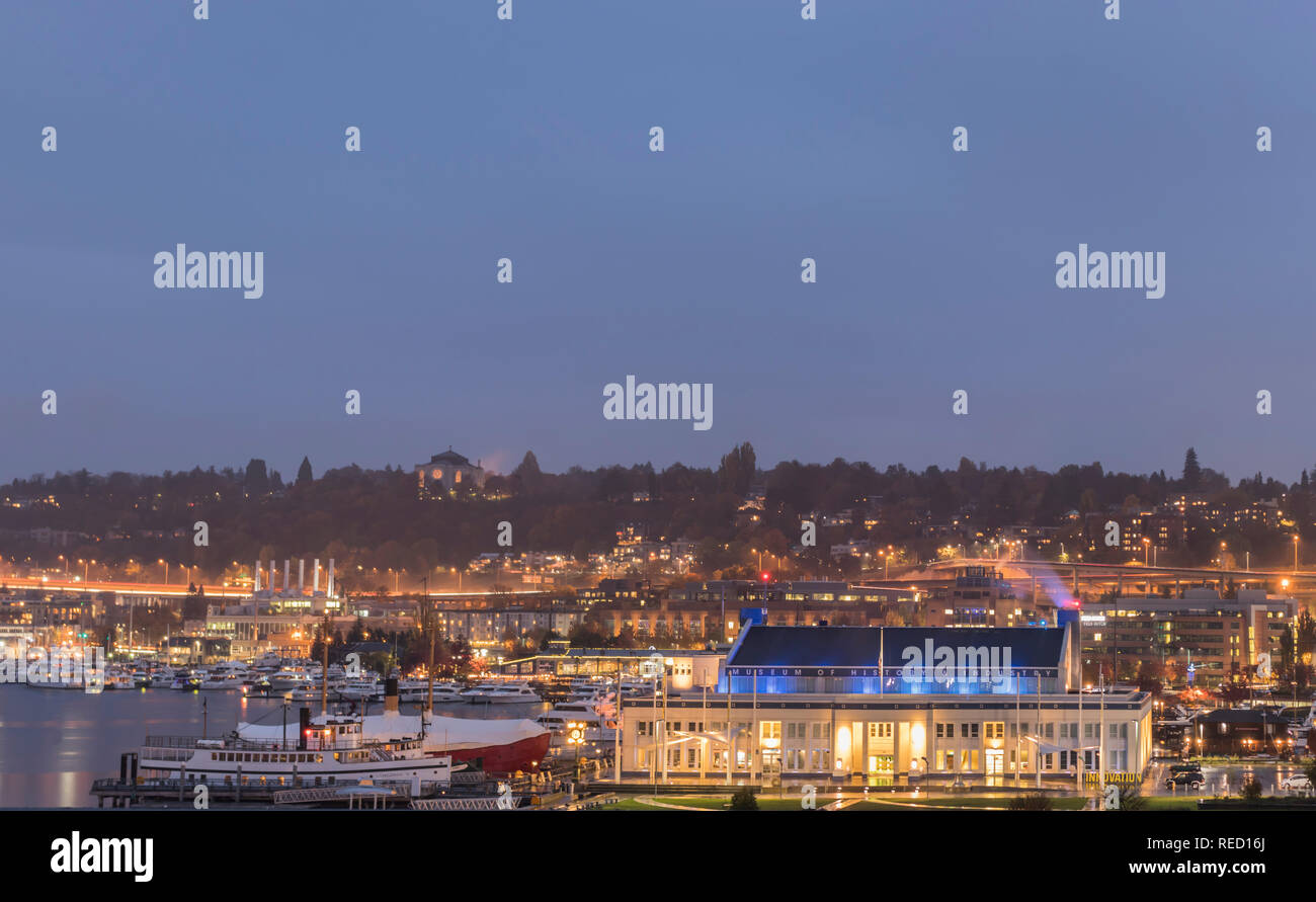 Seattle, Washington, Stati Uniti d'America - 27 ottobre 2018. Il Lago Union e il museo di storia e innovazione al crepuscolo. Foto Stock