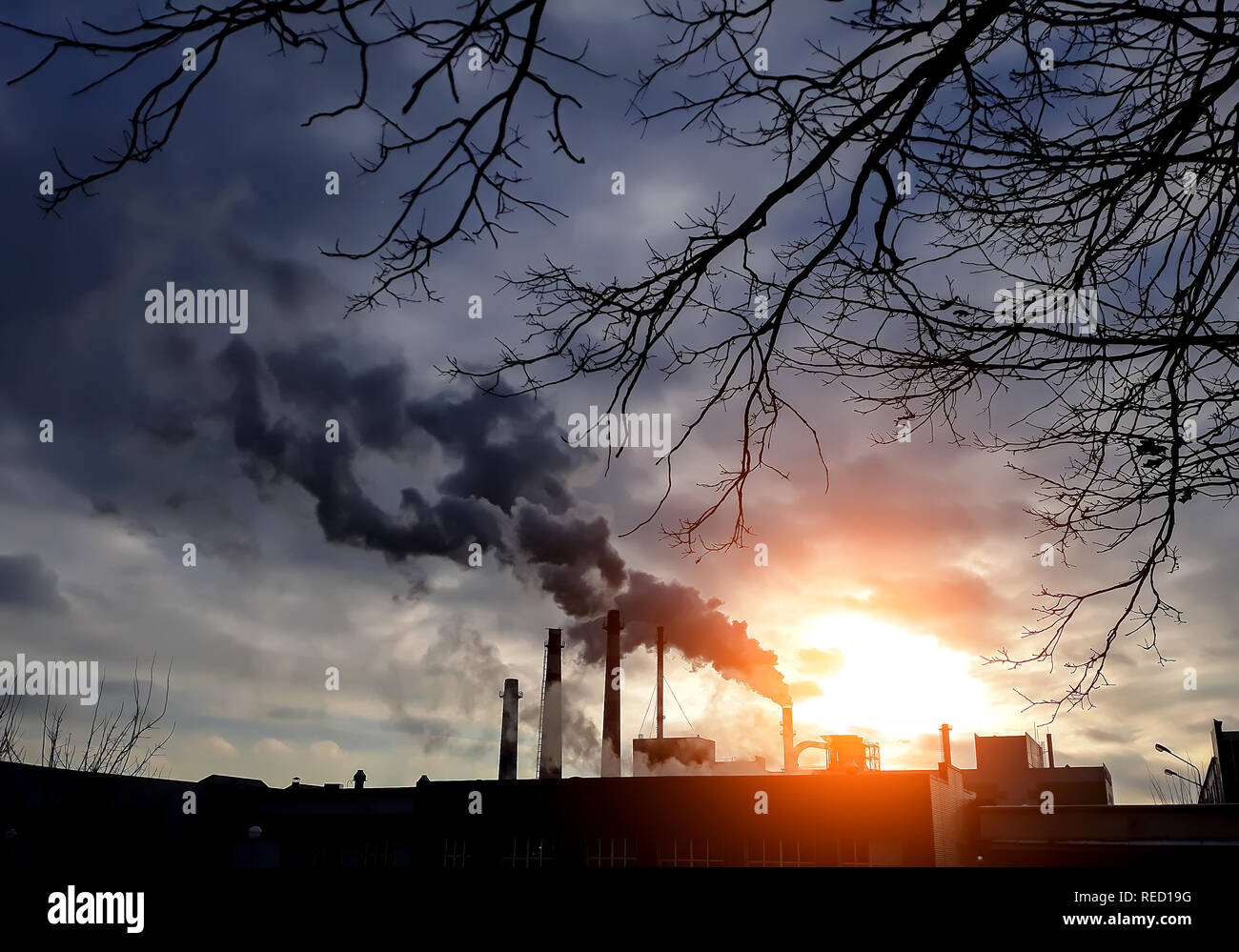 Ciminiere con il fumo nero. Fumaioli di fabbrica. Inquinamento dell'aria. Inquinamento dell ambiente concetto. Catastrofe ecologica concetto. Foto Stock