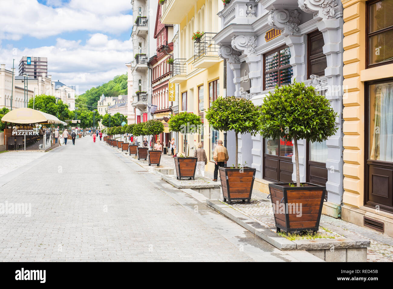 KARLOVY VARY, Repubblica Ceca - 13 giugno 2017: la gente camminare su al centro con facciate di edifici antichi a Karlovy Vary. Foto Stock