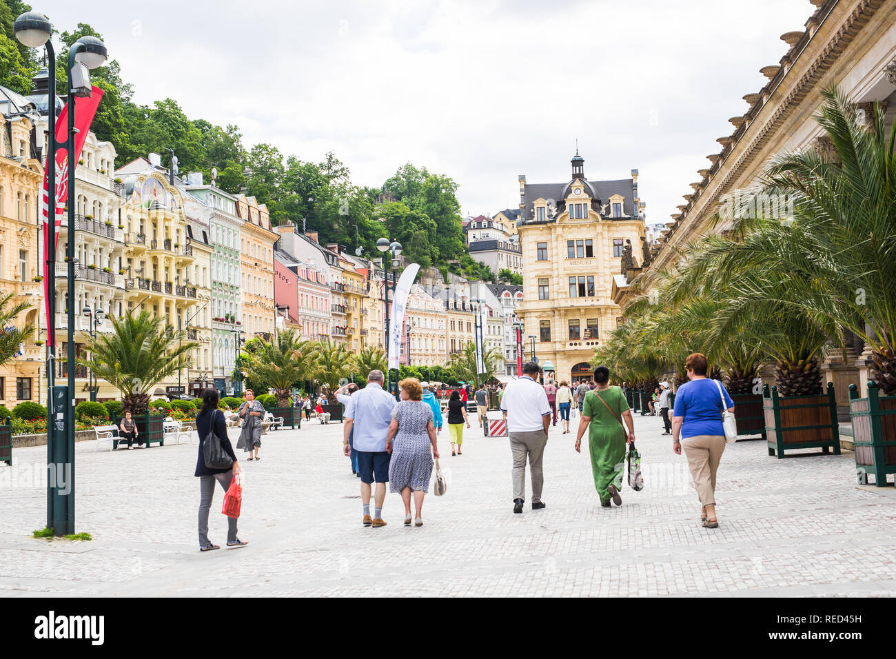 KARLOVY VARY, Repubblica Ceca - 13 giugno 2017: la gente camminare su al centro con facciate di edifici antichi a Karlovy Vary. Foto Stock