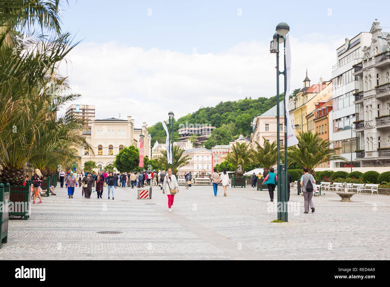 KARLOVY VARY, Repubblica Ceca - 13 giugno 2017: la gente camminare su al centro con facciate di edifici antichi a Karlovy Vary. Foto Stock