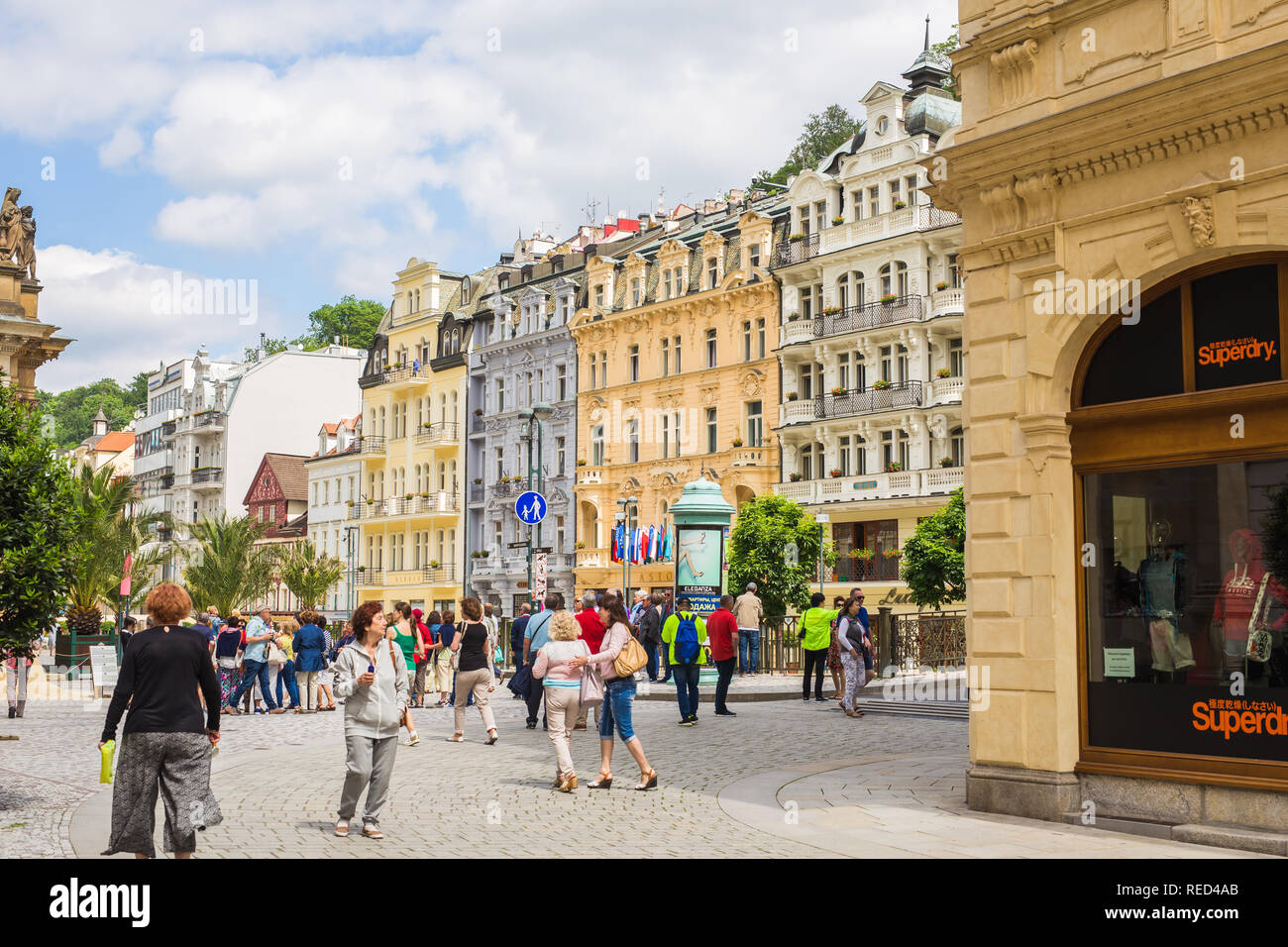 KARLOVY VARY, Repubblica Ceca - 13 giugno 2017: la gente camminare su al centro con facciate di edifici antichi a Karlovy Vary. Foto Stock
