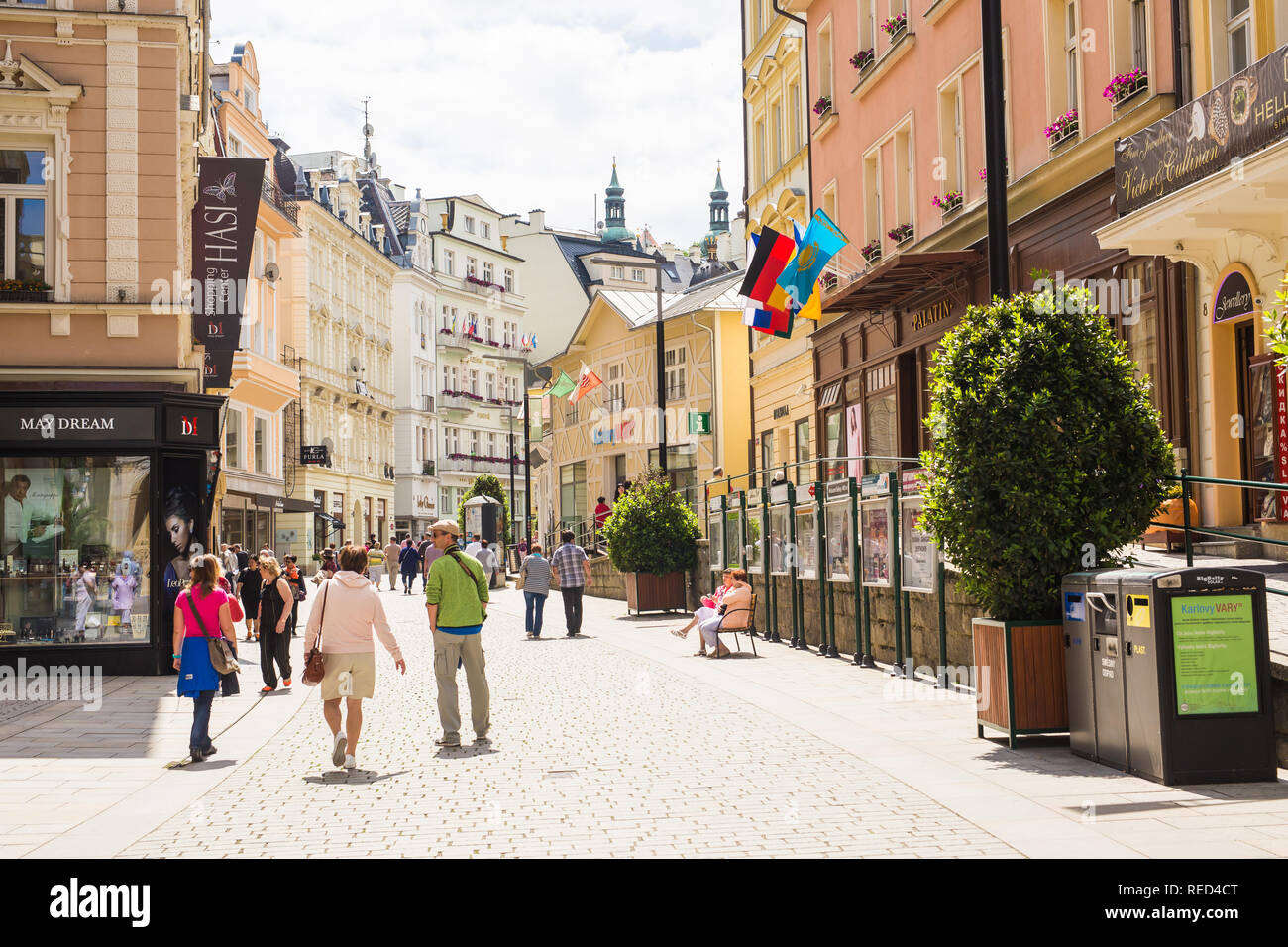 KARLOVY VARY, Repubblica Ceca - 13 giugno 2017: la gente camminare su al centro con facciate di edifici antichi a Karlovy Vary. Foto Stock