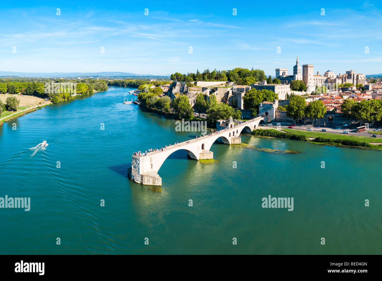 Pont Saint Benezet bridge e Rodano antenna vista panoramica di Avignone. Avignone è una città sul fiume Rodano nella Francia meridionale. Foto Stock