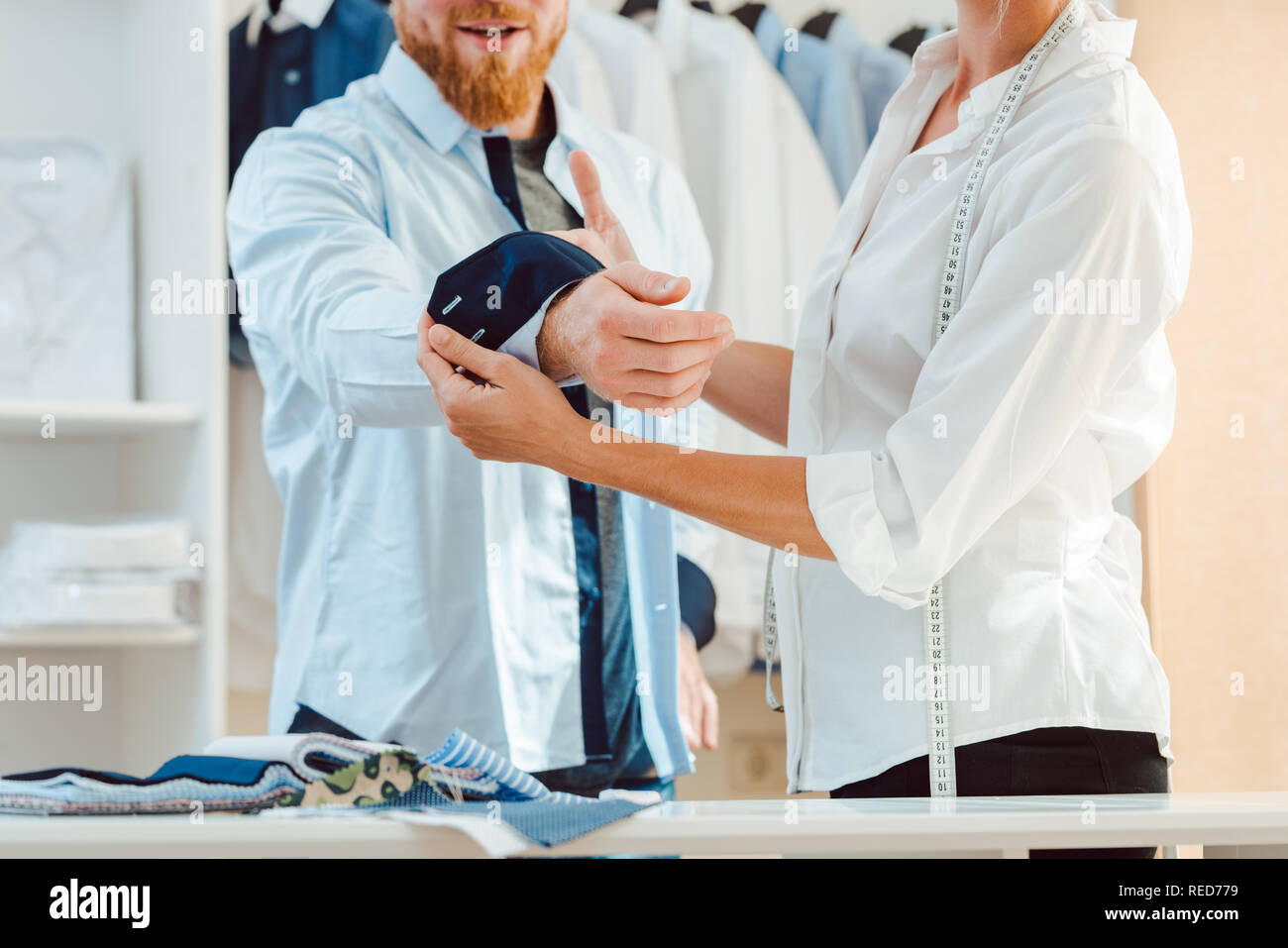 L uomo nel montaggio di una camicia su misura in studio di adattare Foto Stock
