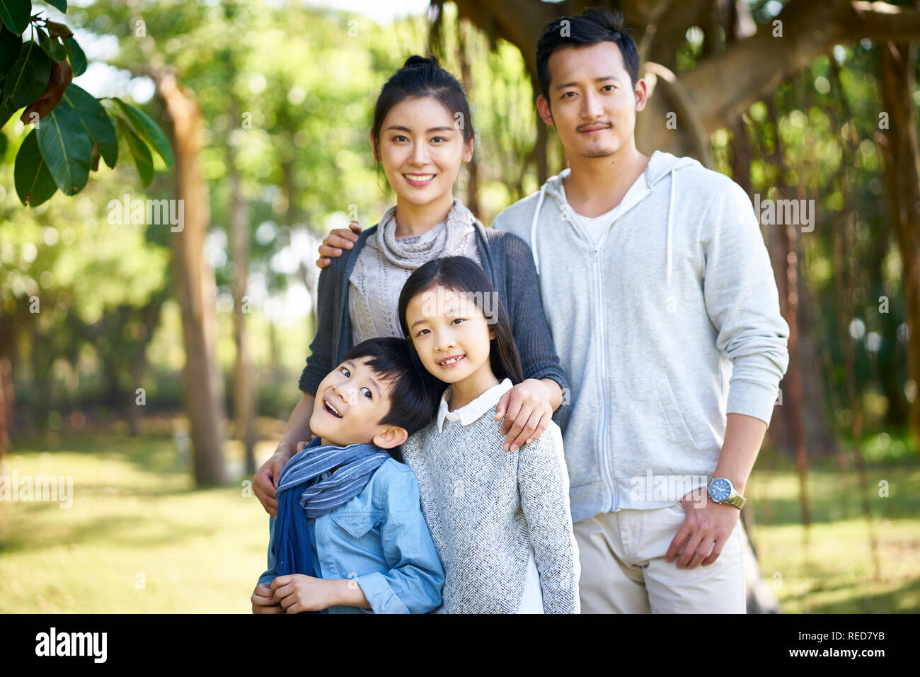 Outdoor ritratto di una famiglia asiatica con due bambini. Foto Stock
