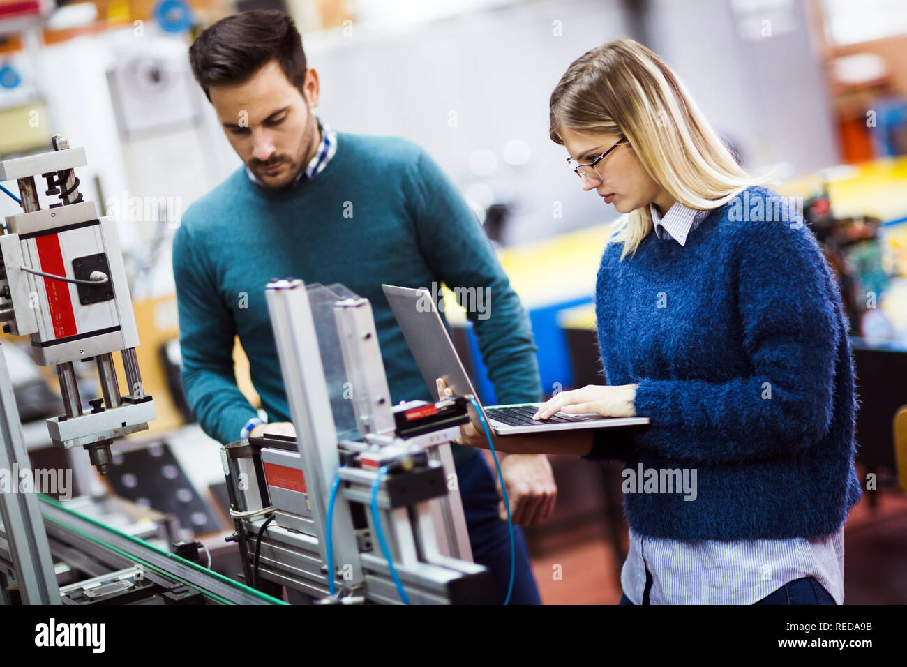 I giovani studenti di elettronica lavorando sul progetto Foto Stock