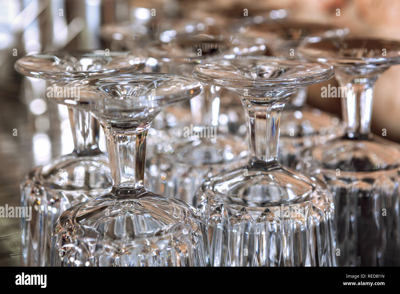 Chiusura del gruppo di bicchieri capovolti Foto stock - Alamy