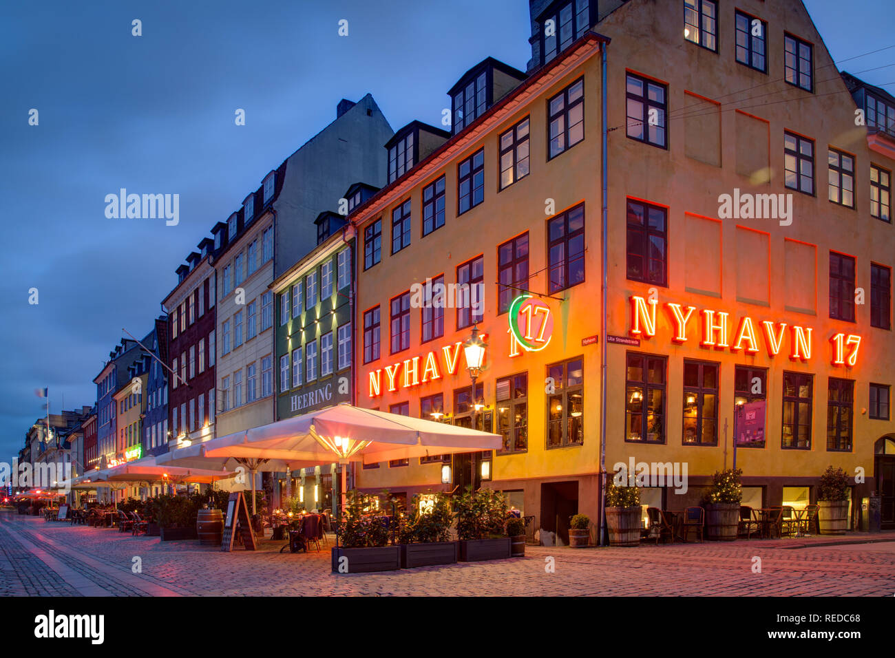 Porto di Nyhavn a Copenaghen di notte Foto Stock