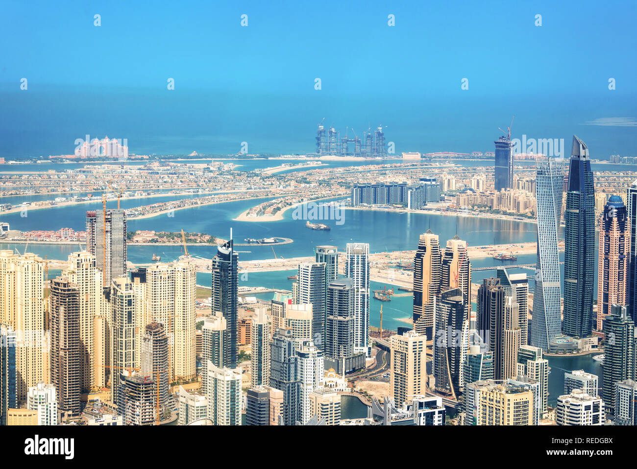 Vista Aerea della Marina di Dubai skyline, Palm Jumeirah in background, Emirati Arabi Uniti Foto Stock