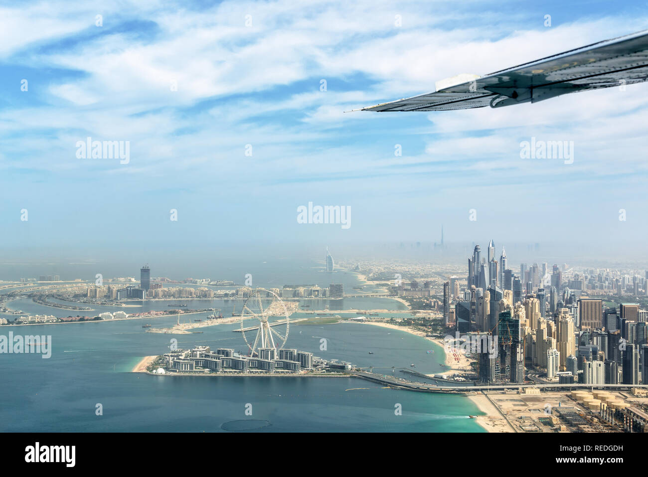 Vista Aerea della Marina di Dubai skyline di Dubai con occhio ruota panoramica Ferris, Emirati Arabi Uniti Foto Stock