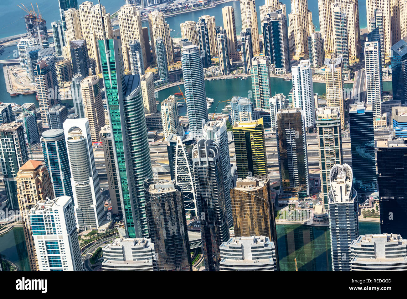 Vista Aerea della Marina di Dubai skyline, vicino a edifici da sopra, Emirati Arabi Uniti Foto Stock