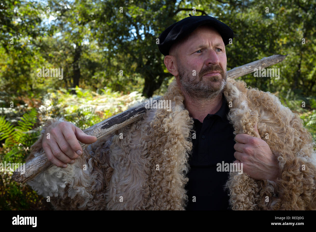 Ritratto di un pastore essendo nel suo tradizionale abbigliamento da lavoro e indossando un basco beret (sud-ovest della Francia). Ritratto d'onu berger en tenue traditionnelle. Foto Stock